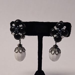 🌷3/$25 Vtg Clip Black and White Beaded Earrings